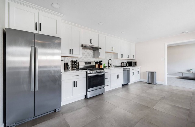 2000sqft Home with FREE Netflix/Wi-Fi/Parking