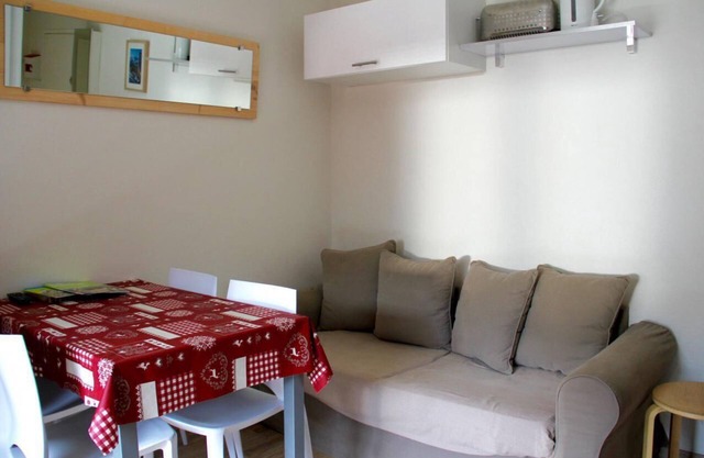 200m from shops, 2nd floor, balcony, parking, tv, ski locker, 23m², Valloire