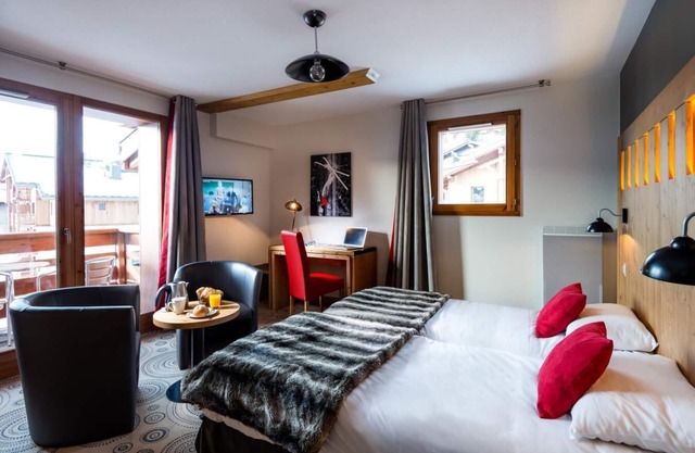 200m from ski slopes, swimming pool, sauna, hammam, terrace, balcony, tv, ski locker, 24-32m²