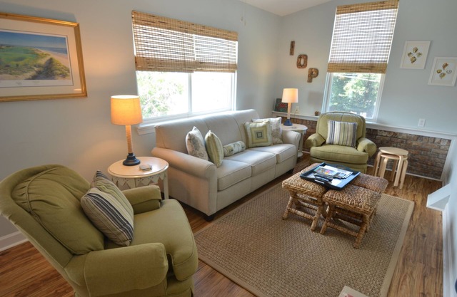 #202 "Top O' the Stairs" 2Br/1Ba, Pet-Friendly