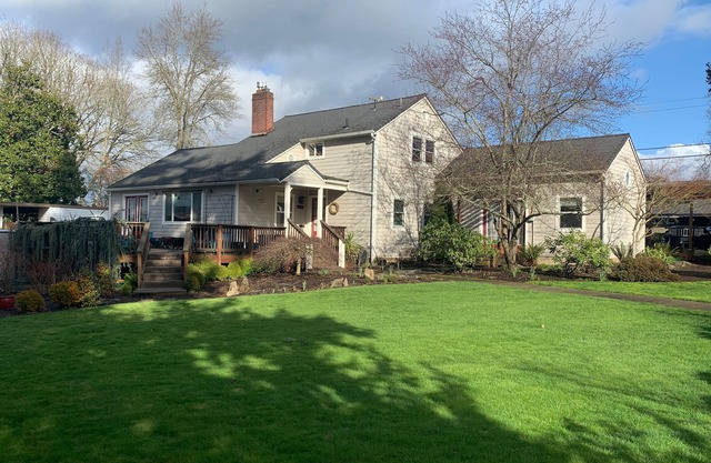 2024 Olympic Trials - 4 Bdrm, 3 Ba, sleeps 8, Hot Tub, Fire Pit, big yard/garden