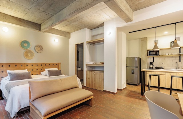 203 Circular Suites, 500Mb, AC, 2cowork, café spot