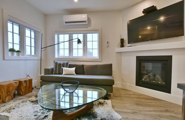 205, 1 Bedroom - Downtown Collingwood, Luxury Boutique Hotel.