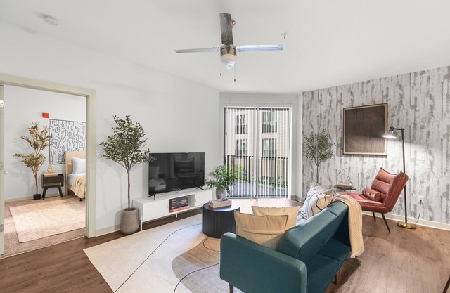 206 Beautiful 2BR Apt w/POOL & GYM & Free Parking