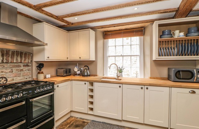 21 MILLGATE, pet friendly, character holiday cottage in Richmond