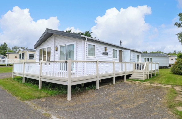 21 NORMAN DRIVE LODGE, family friendly, with a garden in Burgh Castle