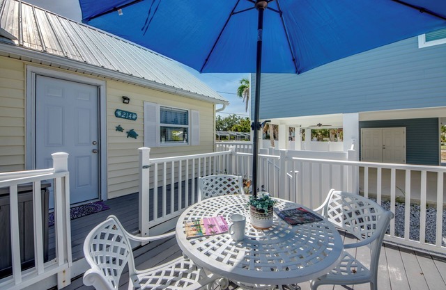 216 Pearl St - Cozy Dog Friendly Cottage Apartment by the Beach!