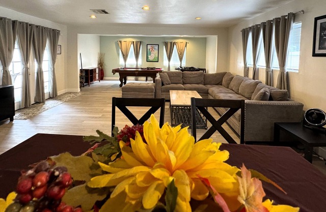 2250 sqft Spacious 4Bd/3BTh House, 20 Mins Walk To Disneyland, Fireworks view!