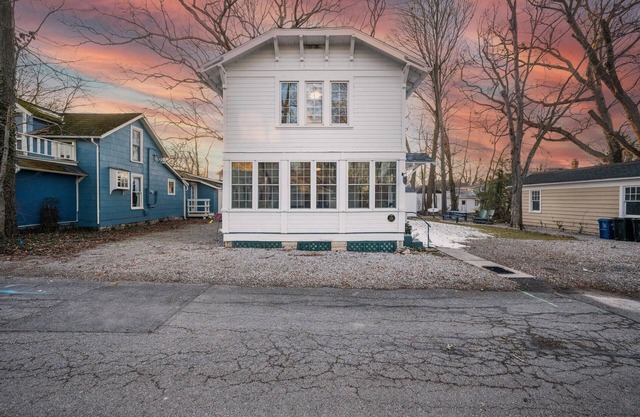 228 Laurel Close to Downtown and the Lake!
