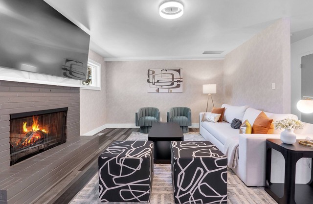 2300 sqft. Cozy Getaway w/King Bed, Office & Fenced Backyard