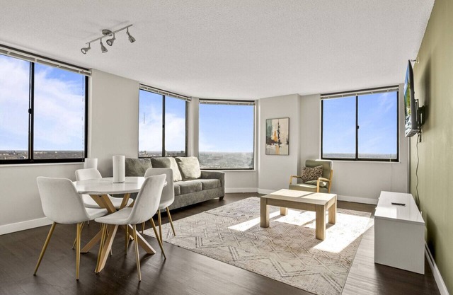 23rd Floor Sky Suite Downtown Pool/Gym/Parking