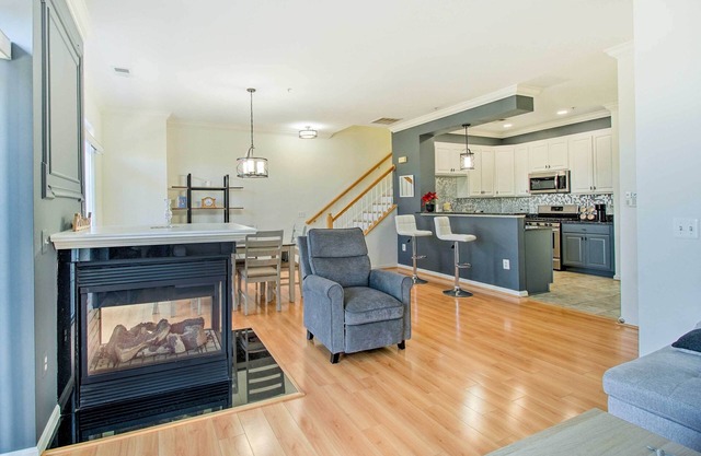 24 Mi to Washington DC: Woodbridge Condo