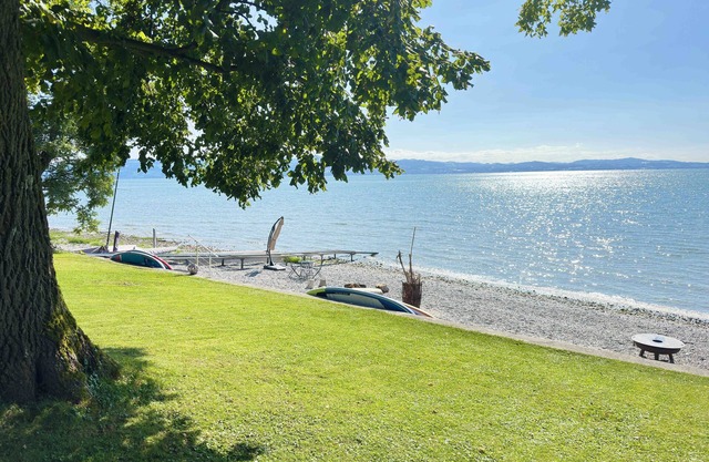 240 m² Ferienwohnung direkt am Bodensee mit privatem Strand und Fasssauna