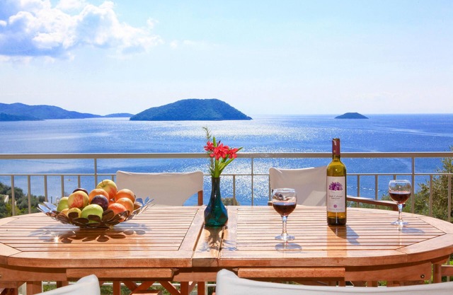 240 sqm, large pool, 300m to the beach, fantastic sea views, 2 kitchens, air conditioning