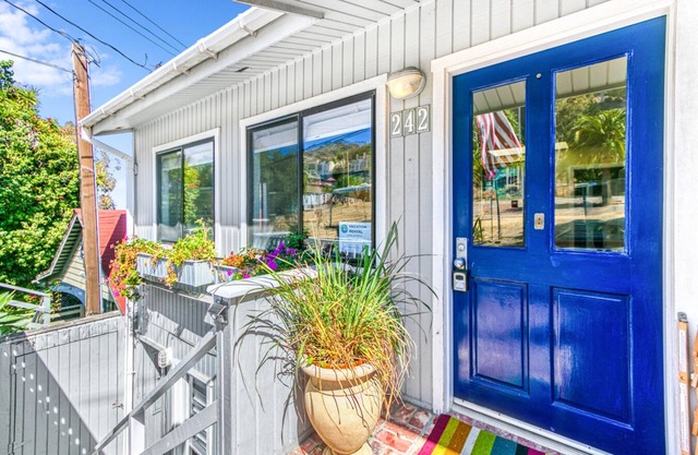 242MAR-Golf cart, BBQ, WIFI, patio, sleeps 8.