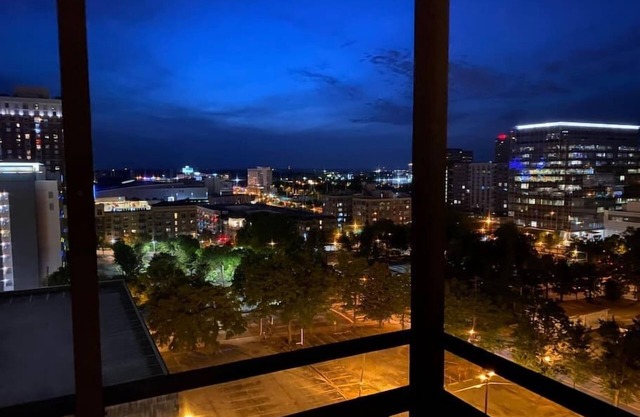 24B - Stylish Top Floor Condo in Downtown Atlanta!