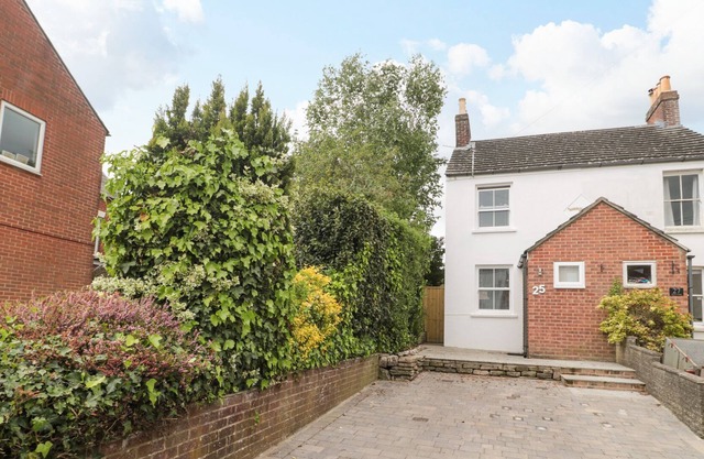 25 WATERLOO ROAD, pet friendly, with open fire in Lymington