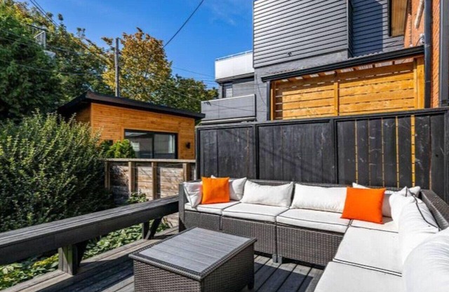 258 Crawford St #1 (main floor) · Chic Home near DWTN Old Toronto w/deck area & WFH