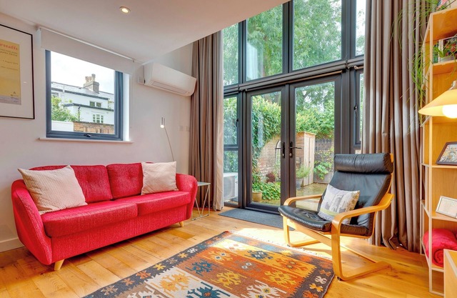 25A City Road · Luxury City centre townhouse with courtyard| Pass the Keys