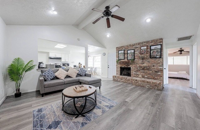 2710 Y1 cozy near IKEA Downtown Zoo