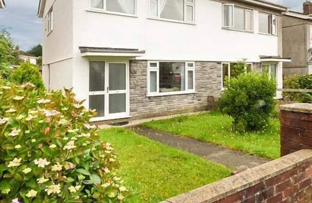 28 PENNARD DRIVE, family friendly, with a garden in Southgate