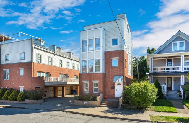2800sqft Rooftop Home W/Skyline Views+80 in tv, Darts, Shuffleboard and more!