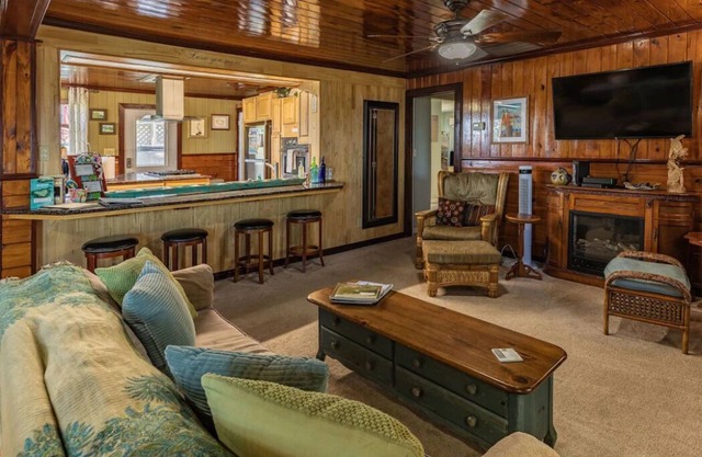 2B/1B sleeps 8 on the Bay - 270' fishing pier, pool, spa, w/tons of amenities