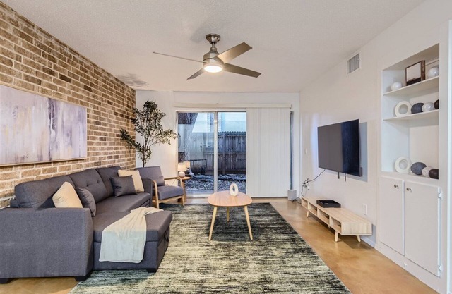 2B Getaway | Sleeps 6 | Pool, Pkg | Walk Dtwn