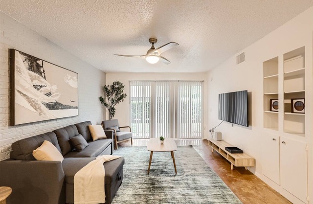 2B Getaway Steps to Dtwn | Sleeps 6 | Pool, Prkg