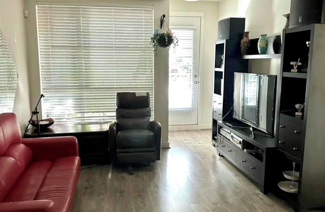 2b2b condo in central Vancouver w/parking