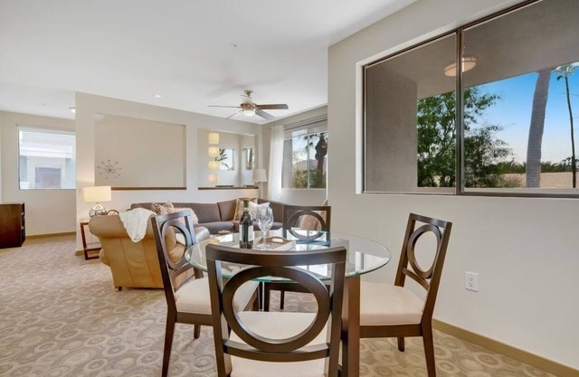 2bd/2ba Townhouse with Stunning Mountain Views