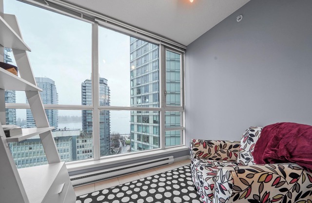 2br/2ba/2den Condo, Views, Pool, Gym@1200sqft