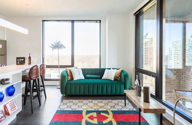 2BR/2BA, King /Pool/ GYM Arcade + Garage Parking!