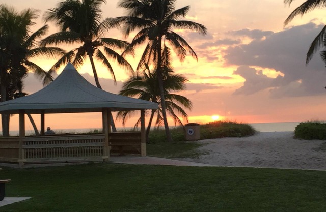 2br 2ba updated condo, pool, steps to the beach and 4 blocks to Olde Naples.