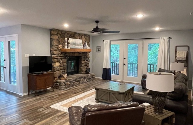 2BR 2Bath Condo Tree top view located at Lake Ouachita.