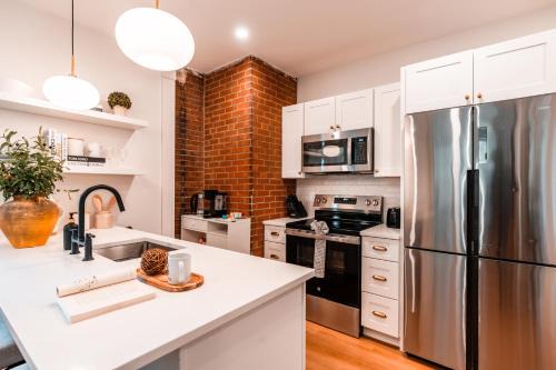 2BR Apt with Parking Garden View Walk to Waterfront