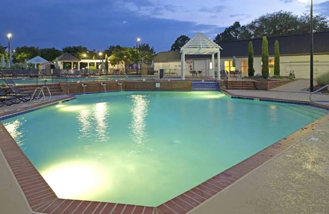 2BR at Historic Williamsburg Resort + Amenities!