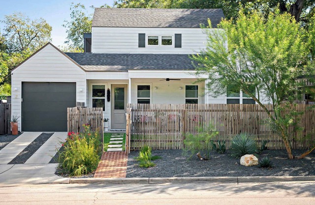 2BR Bungalow Near Lady Bird Lake | Rainey Street