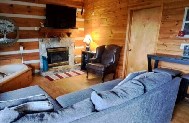 2BR Cabin with Jacuzzi and Mountain Views - Cabin 5