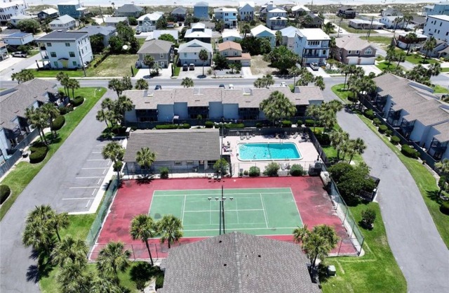 2BR Condo 2 Blocks to Beach 1 mi to Fort Clinch 2 mi Downtown Pet Friendly POOL