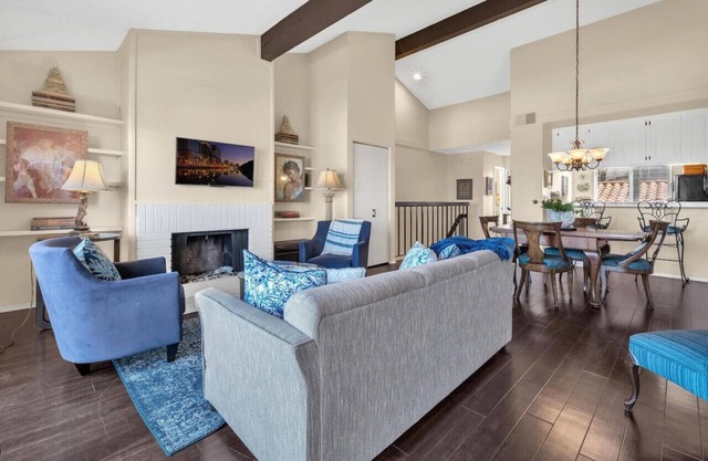 2BR Condo with Views Near Shops & Food + Fast WiFi