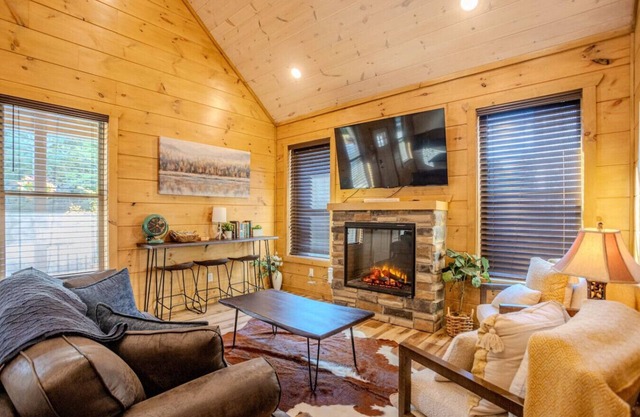 2BR Cozy Cabin in Smoky Mountains with Hot Tub