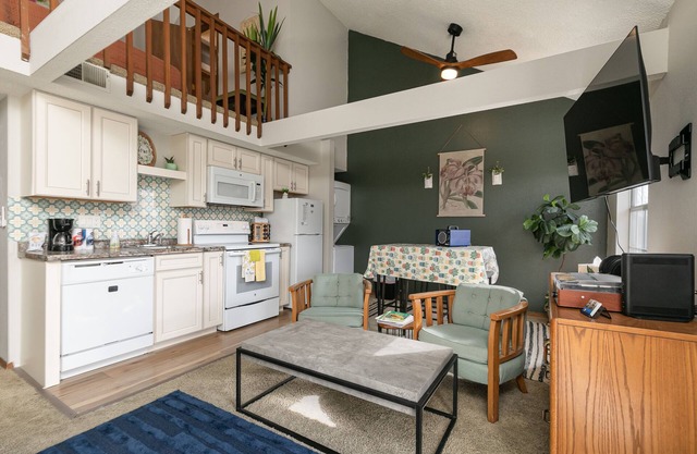2BR Cozy Condo ~ Centrally Located ~ FREE TICKETS INCLUDED! (FC1-6)