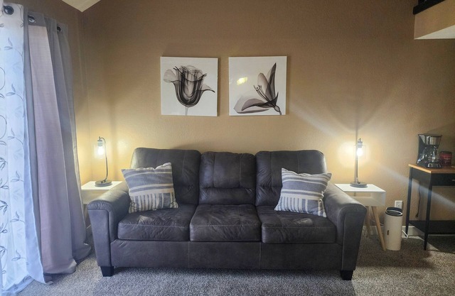 2BR Cozy Condo ~ Centrally Located (FC27-6)
