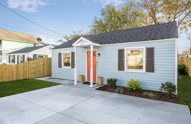 2BR Furnished Cottage Yard 30+ Day Stays