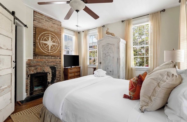 2BR Getaway 5 min walk to King St | Sleeps 6
