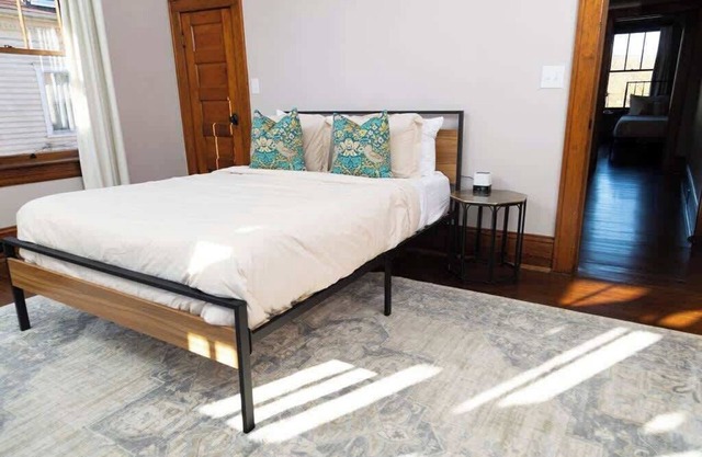 2BR Historic Apt - Safe|Walkable|Food|Greenway