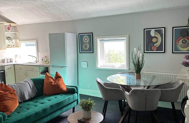 2BR Home w/Smart TV, Parking near Utilita Arena