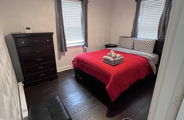 2BR Mahogany Apt Near Downtown Norfolk