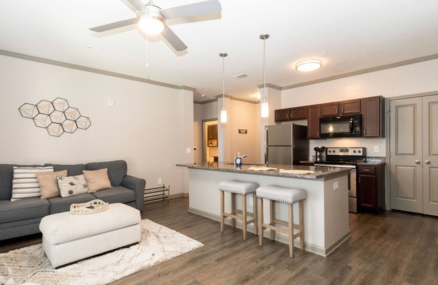 2br Near Downtown+Parking+Pooln